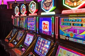 Antarmuka aplikasi mobile rollingspin menampilkan permainan slot dan opsi navigasi
